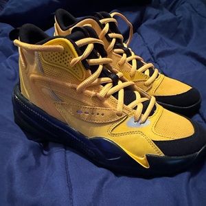 Puma Dreamer 2: basketball shoes, gold and black Youth size 4.5